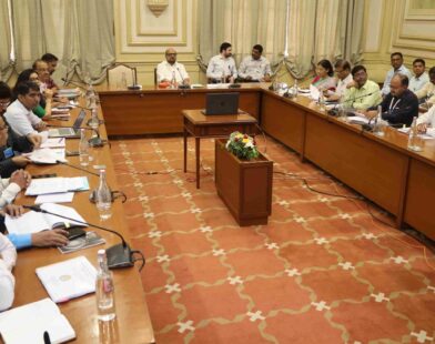 मंत्री गुलाबराव पाटील पाणीपुरवठा विभागाच्या बैठकीत आढावा घेताना