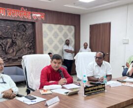 दोंडाईचा येथील अमरावती नदीच्या पाहणी दौऱ्यात उपस्थित अधिकारी आणि पालकमंत्री