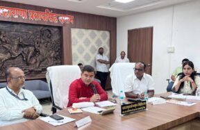 दोंडाईचा येथील अमरावती नदीच्या पाहणी दौऱ्यात उपस्थित अधिकारी आणि पालकमंत्री