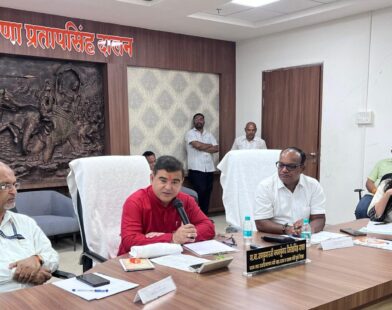 दोंडाईचा येथील अमरावती नदीच्या पाहणी दौऱ्यात उपस्थित अधिकारी आणि पालकमंत्री
