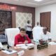 दोंडाईचा येथील अमरावती नदीच्या पाहणी दौऱ्यात उपस्थित अधिकारी आणि पालकमंत्री