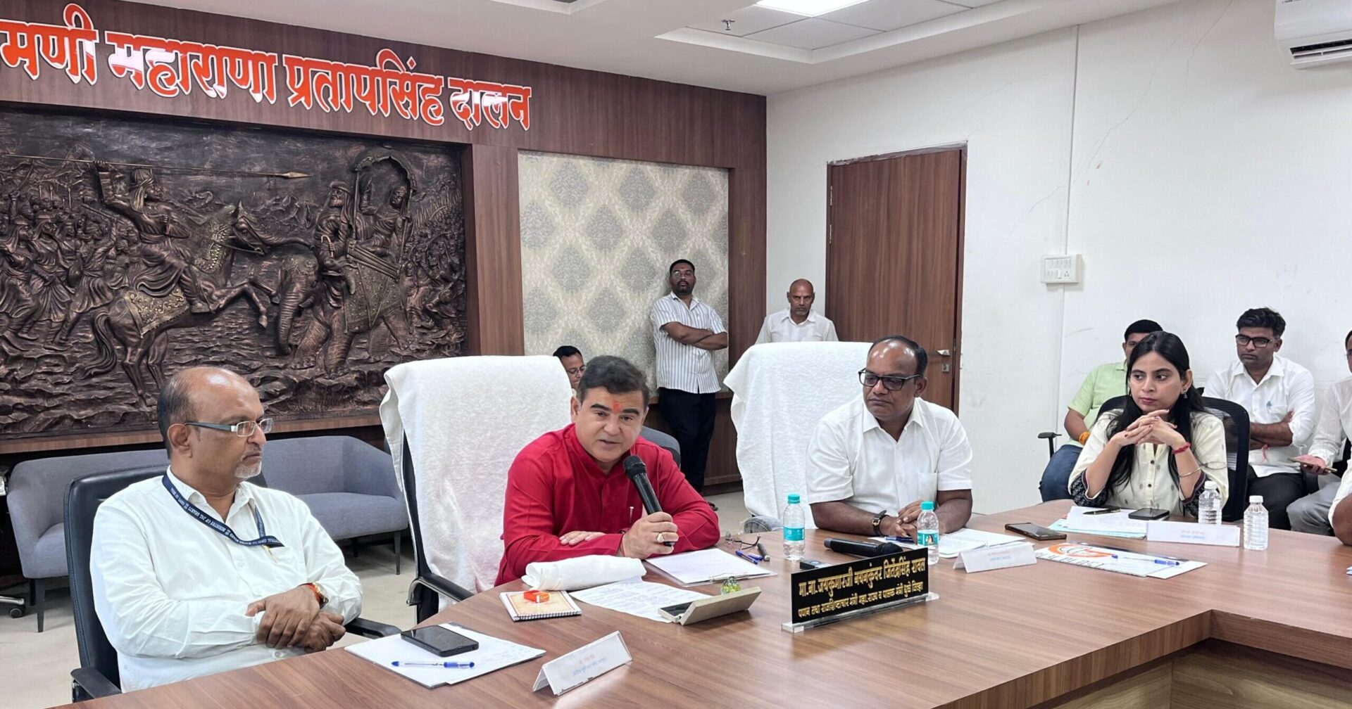दोंडाईचा येथील अमरावती नदीच्या पाहणी दौऱ्यात उपस्थित अधिकारी आणि पालकमंत्री