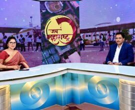 प्रधान सचिव रणजीत सिंह देओल यांची मुलाखत घेताना निवेदिका