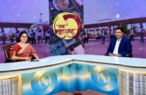 प्रधान सचिव रणजीत सिंह देओल यांची मुलाखत घेताना निवेदिका