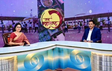 प्रधान सचिव रणजीत सिंह देओल यांची मुलाखत घेताना निवेदिका