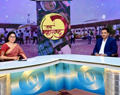 प्रधान सचिव रणजीत सिंह देओल यांची मुलाखत घेताना निवेदिका