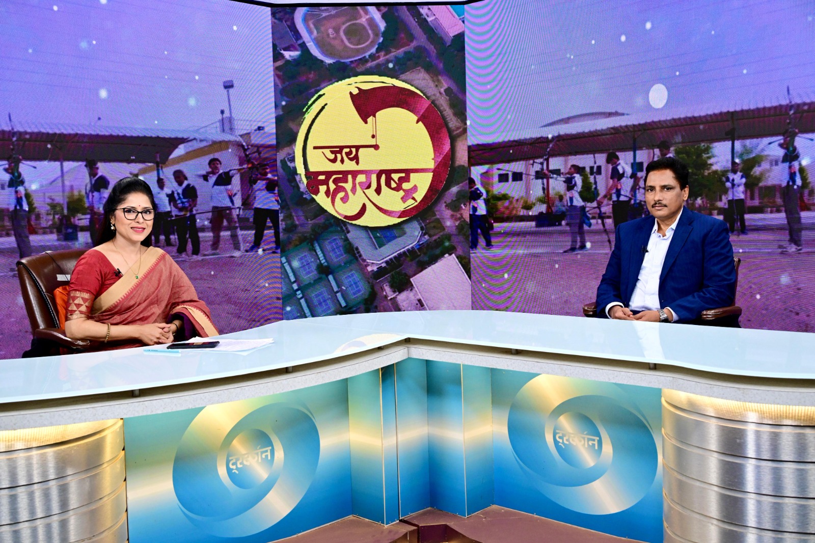 प्रधान सचिव रणजीत सिंह देओल यांची मुलाखत घेताना निवेदिका