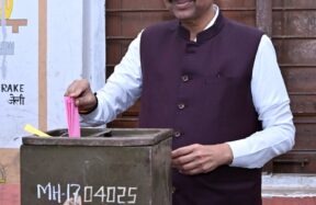 मुख्यमंत्री देवेंद्र फडणवीस मतदान केंद्रावर मतदानाचा हक्क बजावताना