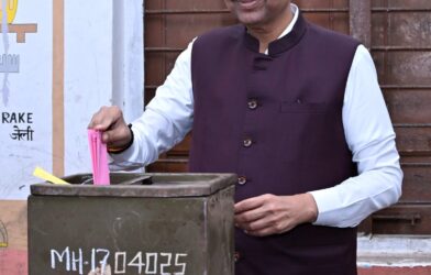 मुख्यमंत्री देवेंद्र फडणवीस मतदान केंद्रावर मतदानाचा हक्क बजावताना