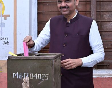 मुख्यमंत्री देवेंद्र फडणवीस मतदान केंद्रावर मतदानाचा हक्क बजावताना