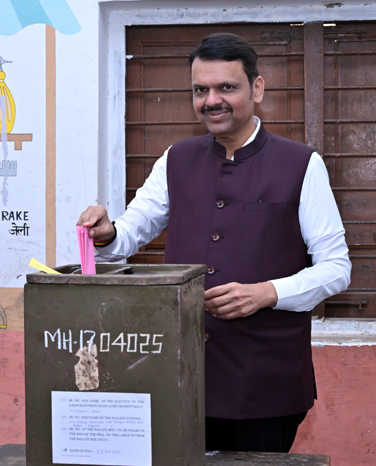मुख्यमंत्री देवेंद्र फडणवीस मतदान केंद्रावर मतदानाचा हक्क बजावताना