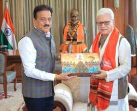 मंत्री गिरीश महाजन राज्यपाल जिष्णु देव वर्मा यांना सिंहस्थ कुंभमेळ्याचे निमंत्रण देताना