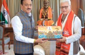 मंत्री गिरीश महाजन राज्यपाल जिष्णु देव वर्मा यांना सिंहस्थ कुंभमेळ्याचे निमंत्रण देताना