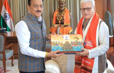मंत्री गिरीश महाजन राज्यपाल जिष्णु देव वर्मा यांना सिंहस्थ कुंभमेळ्याचे निमंत्रण देताना