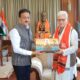मंत्री गिरीश महाजन राज्यपाल जिष्णु देव वर्मा यांना सिंहस्थ कुंभमेळ्याचे निमंत्रण देताना