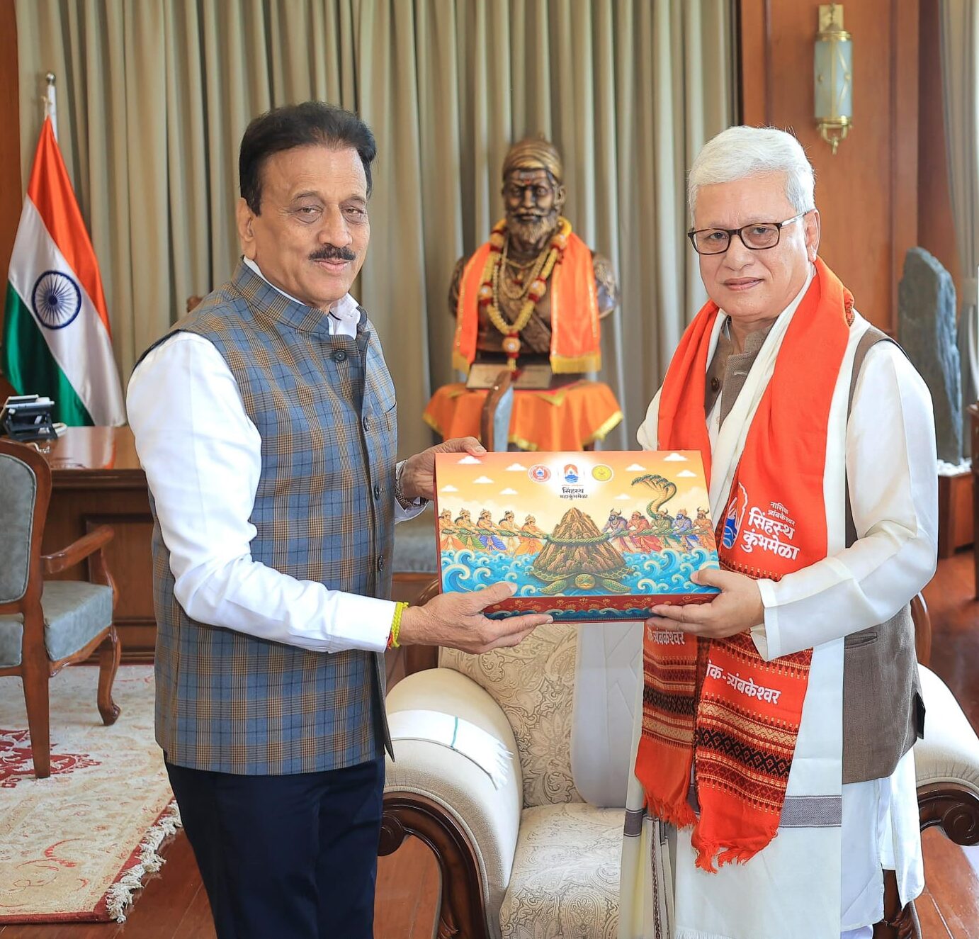 मंत्री गिरीश महाजन राज्यपाल जिष्णु देव वर्मा यांना सिंहस्थ कुंभमेळ्याचे निमंत्रण देताना