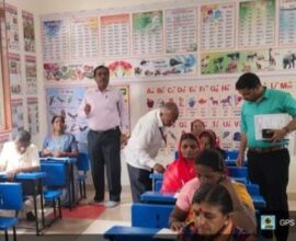 उल्लास नव भारत साक्षरता कार्यक्रम परीक्षा केंद्रावर उपस्थित परीक्षार्थी आणि अधिकारी