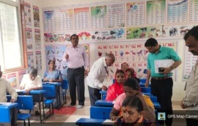 उल्लास नव भारत साक्षरता कार्यक्रम परीक्षा केंद्रावर उपस्थित परीक्षार्थी आणि अधिकारी