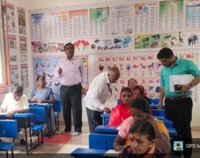 उल्लास नव भारत साक्षरता कार्यक्रम परीक्षा केंद्रावर उपस्थित परीक्षार्थी आणि अधिकारी