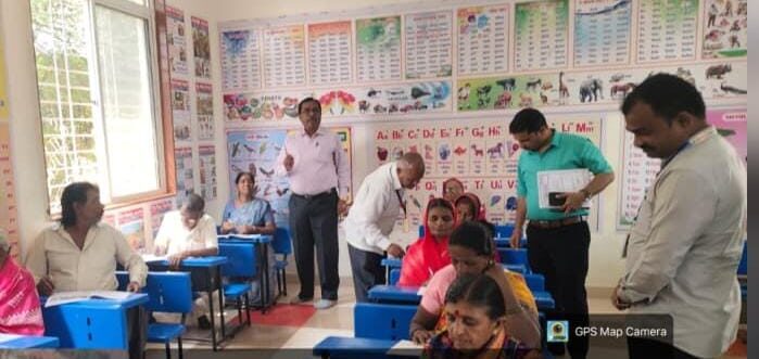 उल्लास नव भारत साक्षरता कार्यक्रम परीक्षा केंद्रावर उपस्थित परीक्षार्थी आणि अधिकारी