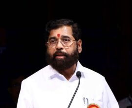 नाशिक येथे दुष्काळ निवारण आढावा बैठक घेत असलेले उपमुख्यमंत्री एकनाथ शिंदे व अधिकारी