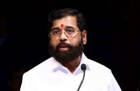 नाशिक येथे दुष्काळ निवारण आढावा बैठक घेत असलेले उपमुख्यमंत्री एकनाथ शिंदे व अधिकारी