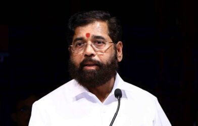 नाशिक येथे दुष्काळ निवारण आढावा बैठक घेत असलेले उपमुख्यमंत्री एकनाथ शिंदे व अधिकारी