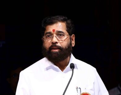नाशिक येथे दुष्काळ निवारण आढावा बैठक घेत असलेले उपमुख्यमंत्री एकनाथ शिंदे व अधिकारी