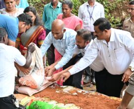 एस. चोक्कलिंगम सिंधुदुर्गमधील ओवळीये येथे जलसंधारण कामात श्रमदान करताना