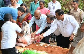 एस. चोक्कलिंगम सिंधुदुर्गमधील ओवळीये येथे जलसंधारण कामात श्रमदान करताना
