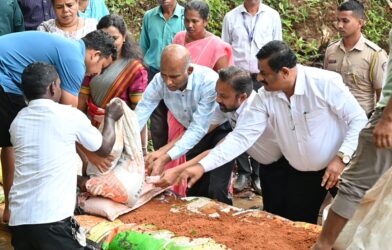 एस. चोक्कलिंगम सिंधुदुर्गमधील ओवळीये येथे जलसंधारण कामात श्रमदान करताना