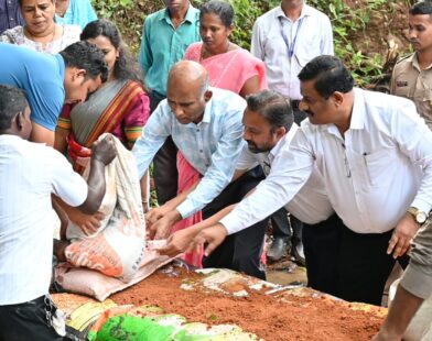 एस. चोक्कलिंगम सिंधुदुर्गमधील ओवळीये येथे जलसंधारण कामात श्रमदान करताना