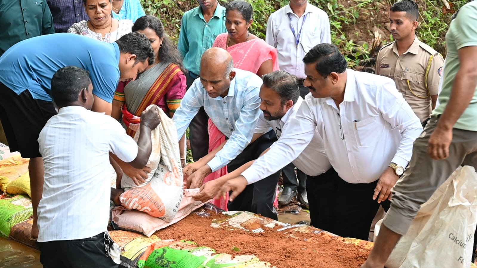 एस. चोक्कलिंगम सिंधुदुर्गमधील ओवळीये येथे जलसंधारण कामात श्रमदान करताना