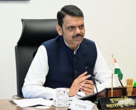 मुख्यमंत्री देवेंद्र फडणवीस बैठकित सहभाग घेताना