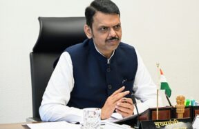 मुख्यमंत्री देवेंद्र फडणवीस बैठकित सहभाग घेताना