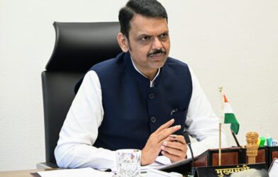 मुख्यमंत्री देवेंद्र फडणवीस बैठकित सहभाग घेताना