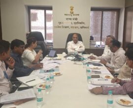 मंत्रालयात पुनर्विकास प्रकल्पांच्या बैठकीत चर्चा करताना अधिकारी