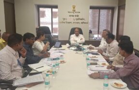 मंत्रालयात पुनर्विकास प्रकल्पांच्या बैठकीत चर्चा करताना अधिकारी