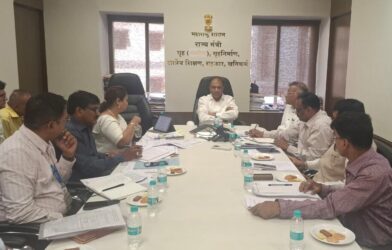 मंत्रालयात पुनर्विकास प्रकल्पांच्या बैठकीत चर्चा करताना अधिकारी