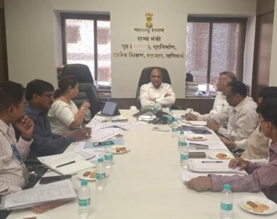 मंत्रालयात पुनर्विकास प्रकल्पांच्या बैठकीत चर्चा करताना अधिकारी