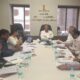मंत्रालयात पुनर्विकास प्रकल्पांच्या बैठकीत चर्चा करताना अधिकारी