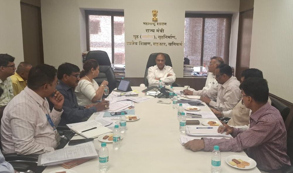 मंत्रालयात पुनर्विकास प्रकल्पांच्या बैठकीत चर्चा करताना अधिकारी