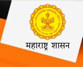 महात्मा फुले यांच्या प्रतिमेला पुष्पहार अर्पण करताना शालेय विद्यार्थी आणि शिक्षक