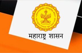 महात्मा फुले यांच्या प्रतिमेला पुष्पहार अर्पण करताना शालेय विद्यार्थी आणि शिक्षक