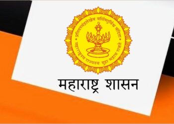 महात्मा फुले यांच्या प्रतिमेला पुष्पहार अर्पण करताना शालेय विद्यार्थी आणि शिक्षक