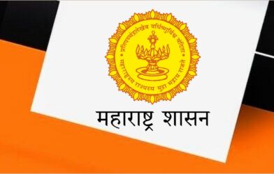 महात्मा फुले यांच्या प्रतिमेला पुष्पहार अर्पण करताना शालेय विद्यार्थी आणि शिक्षक