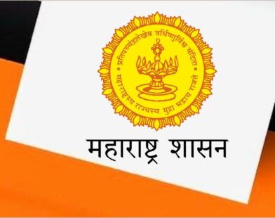 महात्मा फुले यांच्या प्रतिमेला पुष्पहार अर्पण करताना शालेय विद्यार्थी आणि शिक्षक