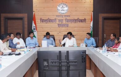 यवतमाळ येथे दुष्काळ आढावा बैठक घेत असलेले पालकमंत्री संजय राठोड व अधिकारी