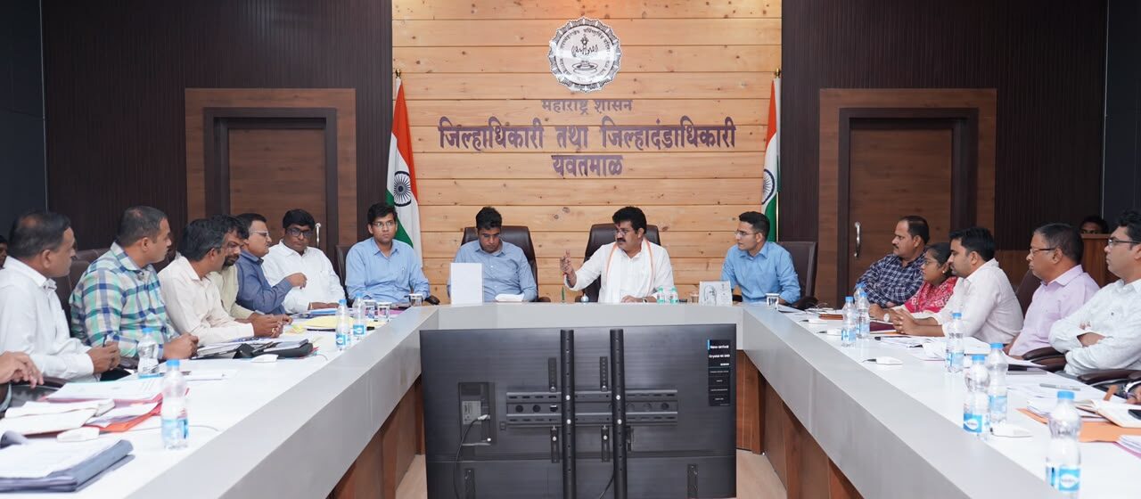 यवतमाळ येथे दुष्काळ आढावा बैठक घेत असलेले पालकमंत्री संजय राठोड व अधिकारी