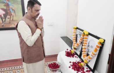 नाशिकमध्ये मुख्यमंत्री देवेंद्र फडणवीस यांच्याकडून नेत्यांना पुष्पहार अर्पण